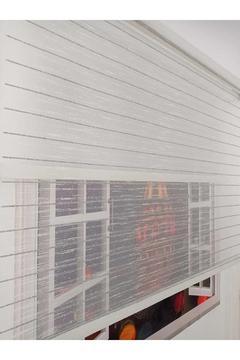 Çift Mekanizmalı Gri Serit Desenli Tül, Beyaz Polyester Stor Perde