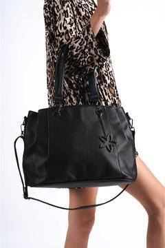 Kadın Yumuşak Deri Siyah Aksesuarlı Omuz Ve Kol Çantası