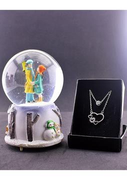 Hediye Filesi Kadınlar Gününe Özel Zirkon Taşlı Kalp Kolye ve Aşıklar Kar Küresi Set