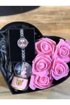 Çiçek Süslü Kalp Kutuda Saat Ve Kar Küresi En Özel Sevgiliye Anneye Eşe Doğum Gününe Hediye