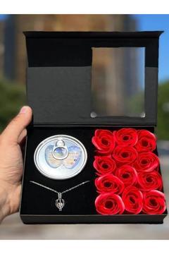 Istiridye Içinde Inci Kolyeli Kırmızı Gül Kutusu Sevgiliye Hediye Kadınlar Günü Hediyesi