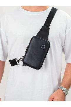 Siyah Deri Kulaklık Çıkışlı Telefon Bölmeli Çapraz Omuz Çantası Günlük Seyahat Çanta