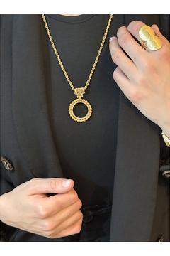 Neva Yarım Altın Çerçeveli Kolye (Altın Kaplama)