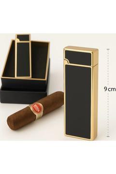 Siyah & Altın Metal Lüks Çakmak – Klasik Şıklık Serisi