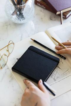 12 x 12 cm Sert Kapak 80 Yaprak 140 gr. Eskiz Defteri / Sketch Book - Siyah