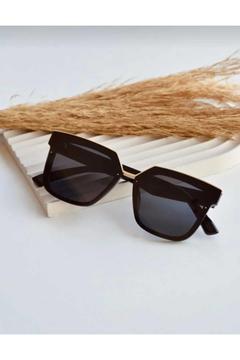 KADIN SİYAH GÜNEŞ GÖZLÜĞÜ