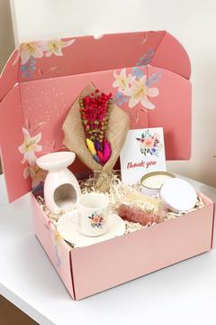 Pembe Kutusunda Fincan & Mum & Buhurdanlık & Kabak Lifli Sabun & El Yapımı Buket Çiçek Hediye Seti