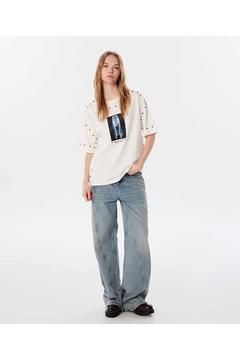 Metal aksesuarlı ve baskılı t-shırt