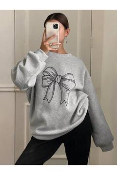 Kadın Gri Çizim Kurdela Basklı Bisiklet Yaka Sweatshirt