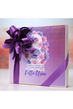 Kadınlar Günü Mor Çiçekler Tasarımlı Kutu (48 Adet Kağıtlı Madlen Çikolata)