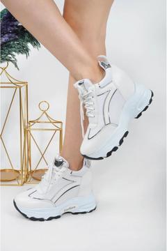 Gizli topuk spor ayakkabı