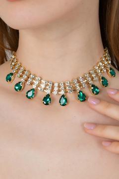 Kadın Elegante Model Zümrüt Yeşili Renk Gold Kaplama Damla Taş Detaylı 3 Sıra Zirkon Choker Kolye