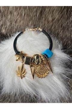 Charm Detaylı Siyah Çelik Bileklik