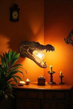 Timsah Figürlü Duvar Apliği – 3D Reçine Tasarım, Rustik Ampullü Dekoratif Aydınlatma