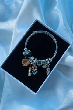 Siyah Renk Çiçek Charmlı Çelik Bileklik