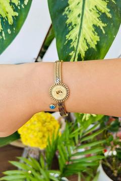 Altın Kaplama 316L Kalite Nazar Boncuklu Arpa Desenli Tuğra Detaylı Çelik Kelepçe Bileklik