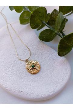 Gold Yeşil Taş Detay Madalyon Kuzey Yıldızı Çelik Kolye