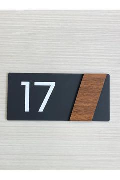 Kapı Numarası Siyah Mat Pleksi Ceviz Kendinden Yapışkanlı 15x7cm Kişiselleştirilebilir Side Seri