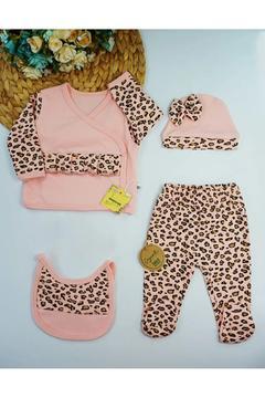 Kız Bebek Yenidoğan Hastane Çıkış Seti Leopar Desenli Fırfırlı Somon