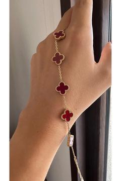 illys Gold Cleef Model Koyu Kırmızı Çelik Yonca Bileklik