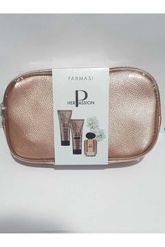 Şık kadın seti: çanta, vücut yıkama, losyon ve parfüm ile tamamlanmış güzellik paketi