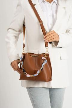 Kadın Fularlı orta bölmeli 3 gözlü çapraz askılı el ve omuz çantası