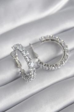 Pirinç Gümüş Renk Su Yolu Zirkon Taşlı Halka Model Kadın Küpe