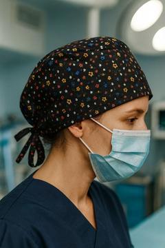 Sağlıkçı Bonesi – Pamuklu Desenli Cerrahi Bone