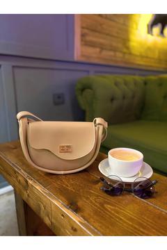 Slant Kadın Bej Çapraz Omuz Çantası – Yeni Sezon, Özel Kesim Kapak, Ayarlanabilir Askılı