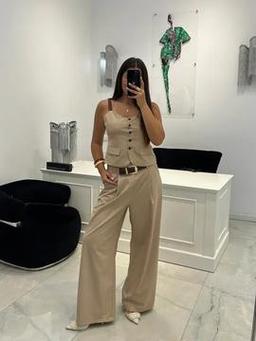 Bej düğmeli askılı bluz