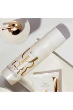 Wella Oil Reflections Tüm Saç Tipleri İçin Olağanüstü Parlaklık VE Nemlendirici Şampuanı 250 ml CYT9