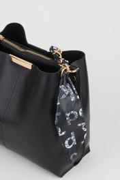 Kadın Tavus Siyah Fularlı Zincir Aksesuarlı Yumuşak Deri 3 Bölmeli El Kol Ve Omuz Çantası