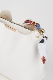 Kadın Tavus Beyaz Fularlı Zincir Aksesuarlı Yumuşak Deri 3 Bölmeli El Kol Ve Omuz Çantası