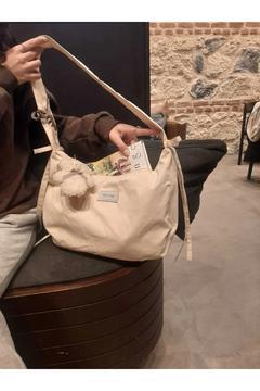 Bow Bag Krem Kadın Astarlı Içi Gözlü Fiyonk Detaylı Fermuarlı Su Itici Kumaşlı Baget Kol Çantası